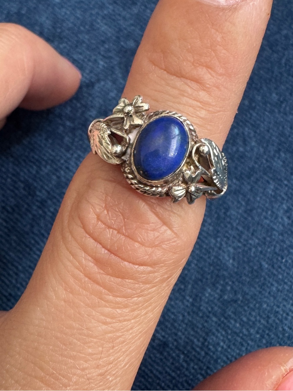 Stunning Blue Lapis Lazuli 925‎ Sterling Silver
Flower design Ring size 5.5